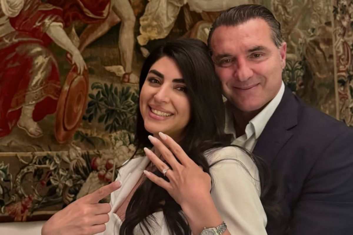 Afarin mostra l'anello di fidanzamento